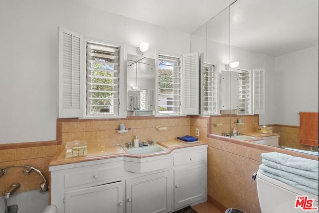 10941 Peach Grove Street, Toluca Lake, CA 91601