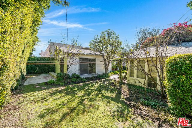 10941 Peach Grove Street, Toluca Lake, CA 91601