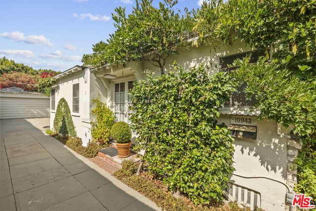 10941 Peach Grove Street, Toluca Lake, CA 91601