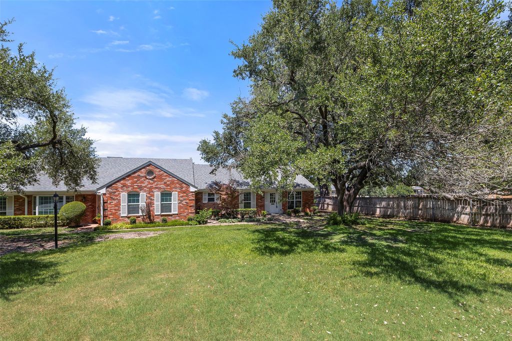 1155 Roaring Springs Road, Fort Worth, TX 76114