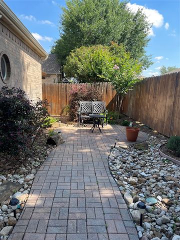 412 Hideaway Court, Euless, TX 76039