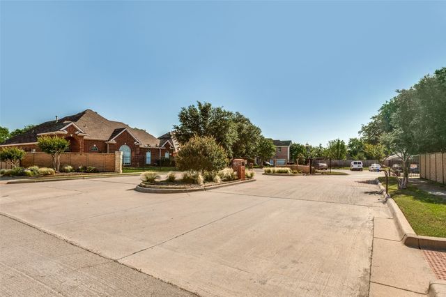412 Hideaway Court, Euless, TX 76039