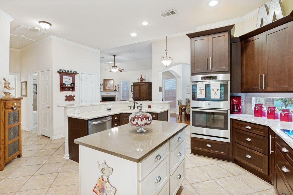 412 Hideaway Court, Euless, TX 76039