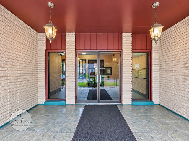 131 W Ellis Avenue 21, Libertyville, IL 60048