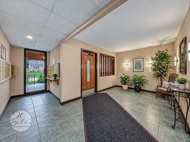 131 W Ellis Avenue 21, Libertyville, IL 60048