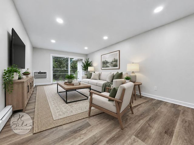 131 W Ellis Avenue 21, Libertyville, IL 60048