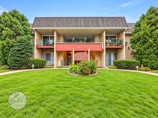 131 W Ellis Avenue 21, Libertyville, IL 60048