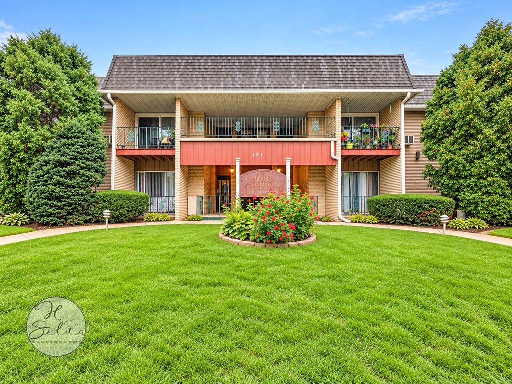 131 W Ellis Avenue 21, Libertyville, IL 60048