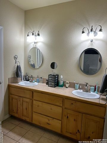 177 Knollwood Cir, Bandera, TX 78003