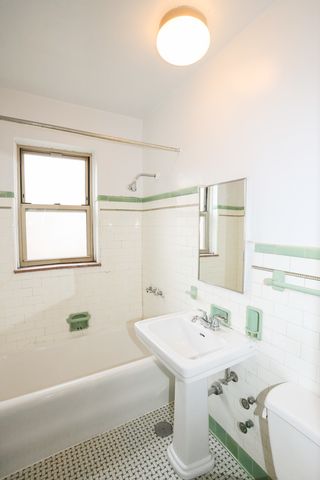 7447 N Claremont Avenue 3F, Chicago, IL 60645