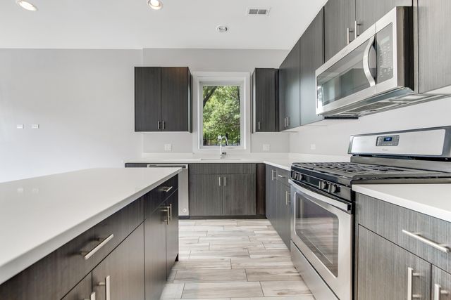 2431 W Congress Parkway 1, Chicago, IL 60612