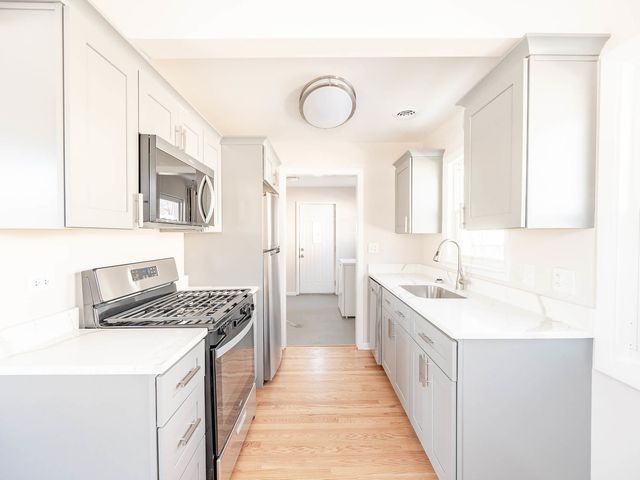 1110 S Gables Boulevard, Wheaton, IL 60189