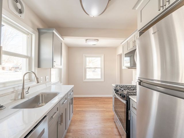 1110 S Gables Boulevard, Wheaton, IL 60189