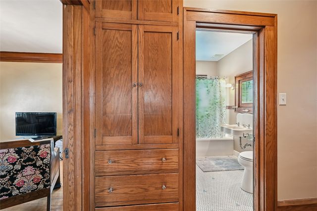 1602 1st Ave NW, Cedar Rapids, IA 52405