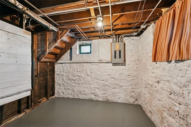 1602 1st Ave NW, Cedar Rapids, IA 52405