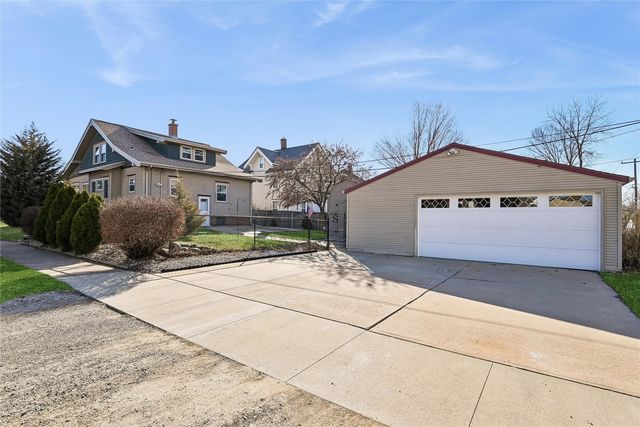 1602 1st Ave NW, Cedar Rapids, IA 52405