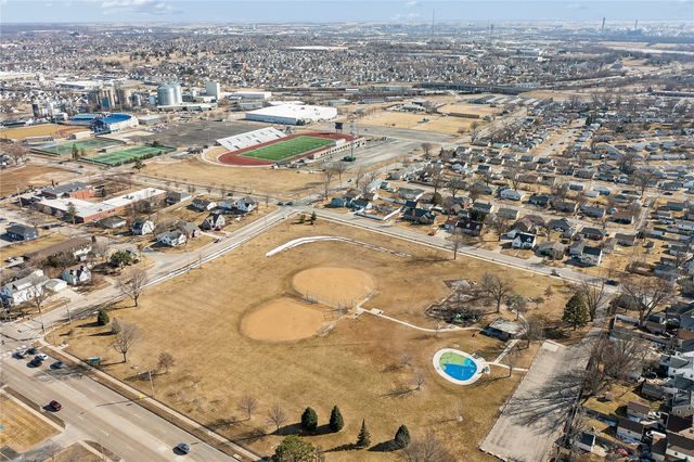 1602 1st Ave NW, Cedar Rapids, IA 52405