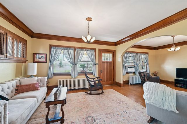 1602 1st Ave NW, Cedar Rapids, IA 52405