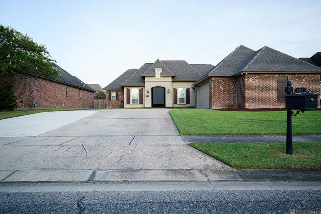 6162 Pelican Crossing Dr, Gonzales, LA 70737