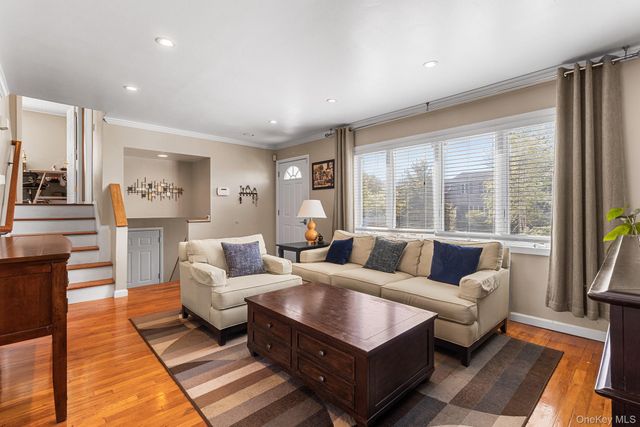 40 Garnet Lane, Plainview, NY 11803