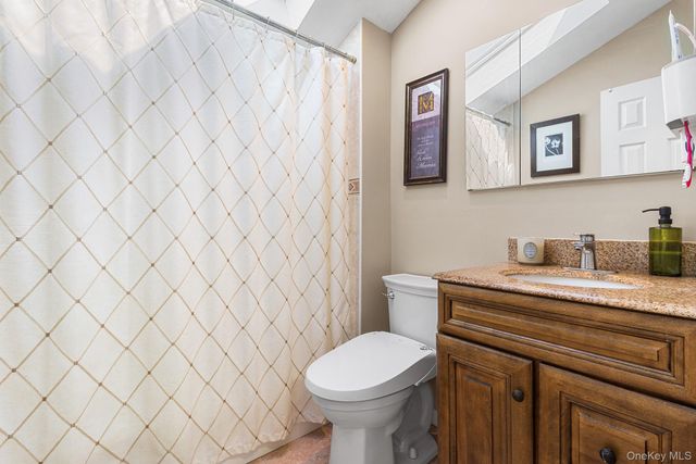 40 Garnet Lane, Plainview, NY 11803