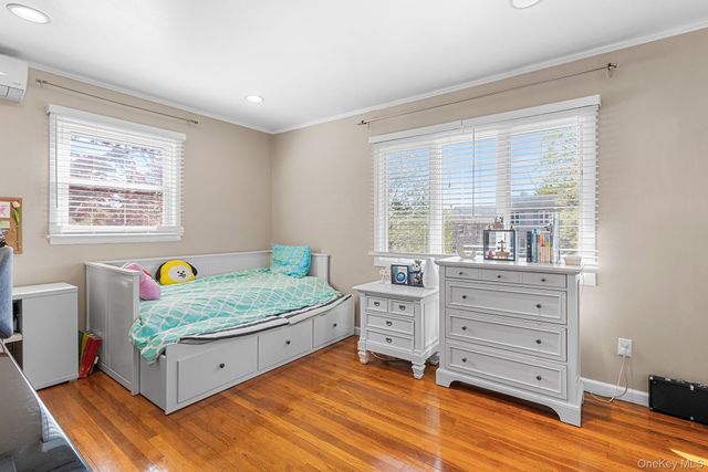 40 Garnet Lane, Plainview, NY 11803