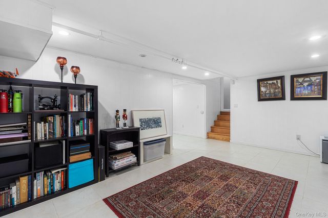 40 Garnet Lane, Plainview, NY 11803