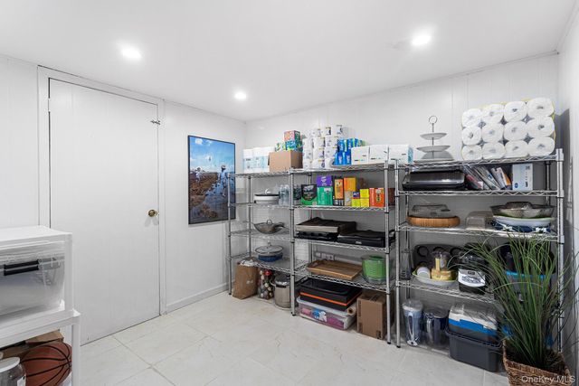 40 Garnet Lane, Plainview, NY 11803