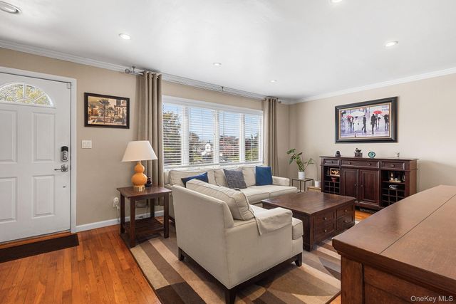 40 Garnet Lane, Plainview, NY 11803