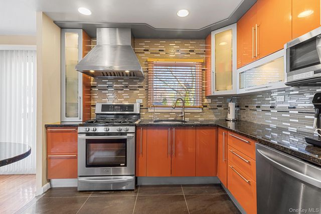 40 Garnet Lane, Plainview, NY 11803