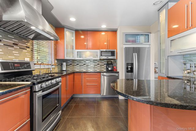 40 Garnet Lane, Plainview, NY 11803