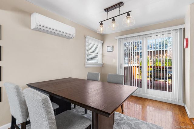 40 Garnet Lane, Plainview, NY 11803