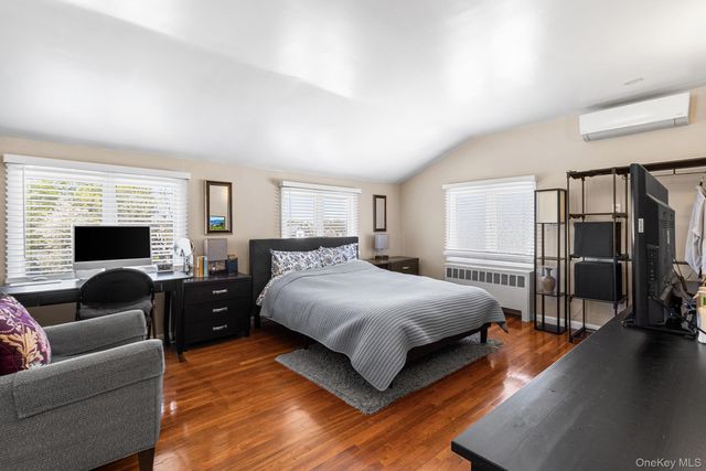 40 Garnet Lane, Plainview, NY 11803