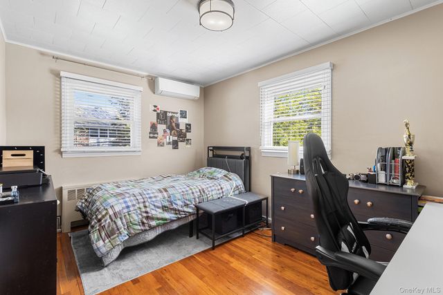 40 Garnet Lane, Plainview, NY 11803