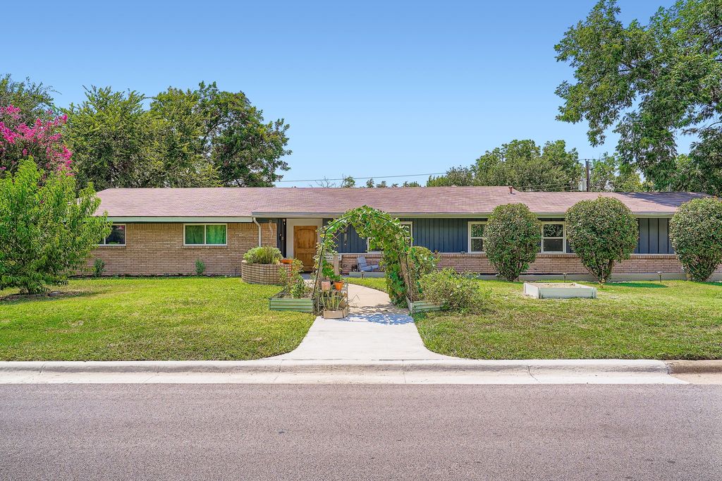 4100 Plantation Drive, Benbrook, TX 76116