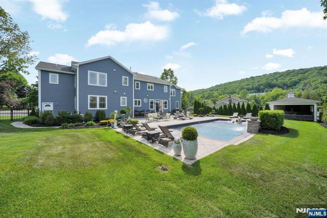 42 Saratoga Drive, Oakland, NJ 07436