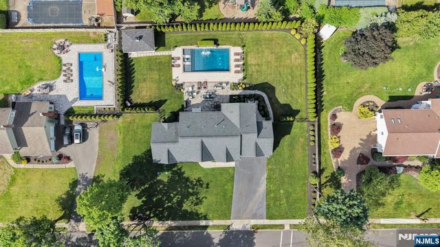 42 Saratoga Drive, Oakland, NJ 07436