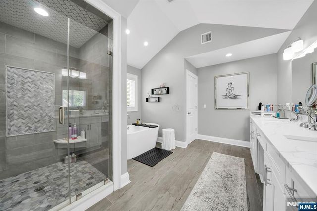 42 Saratoga Drive, Oakland, NJ 07436