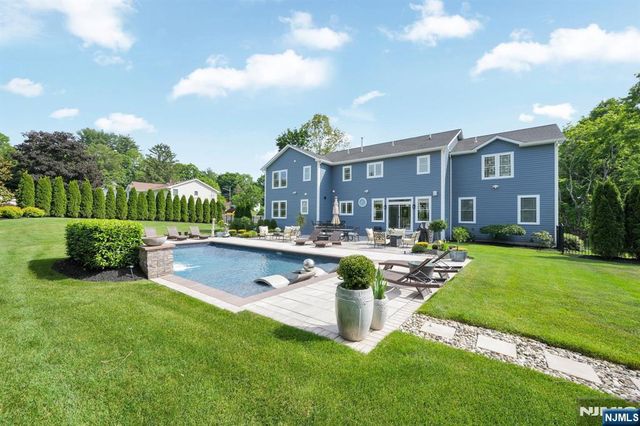 42 Saratoga Drive, Oakland, NJ 07436