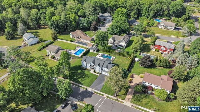 42 Saratoga Drive, Oakland, NJ 07436