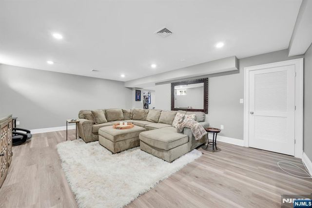 42 Saratoga Drive, Oakland, NJ 07436