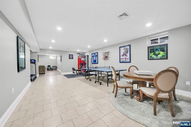 42 Saratoga Drive, Oakland, NJ 07436