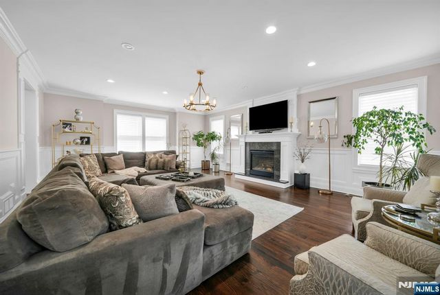 42 Saratoga Drive, Oakland, NJ 07436