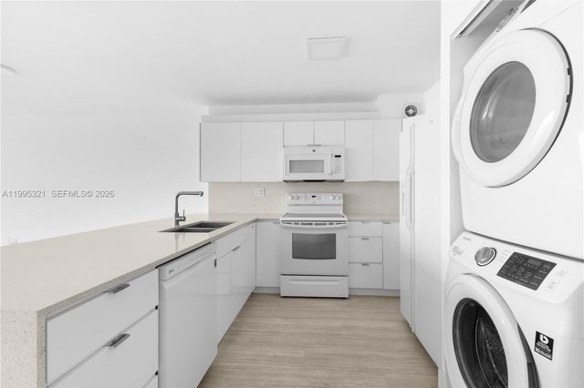 1450 Brickell Bay Dr 1814, Miami, FL 33131