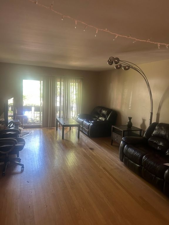 67 Kimbark Road 1, Riverside, IL 60546 — photo 2
