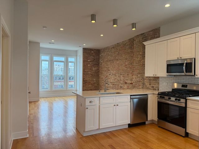 965 W 18th Street, Chicago, IL 60608