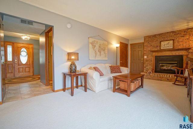 5809 W Bristol Dr Drive, Sioux Falls, SD 57106