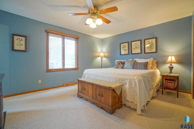 5809 W Bristol Dr Drive, Sioux Falls, SD 57106