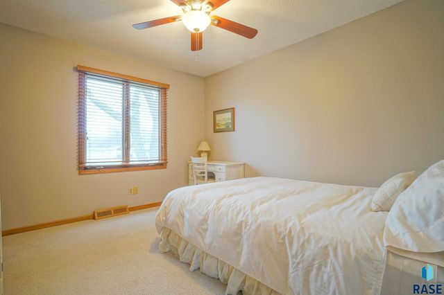 5809 W Bristol Dr Drive, Sioux Falls, SD 57106