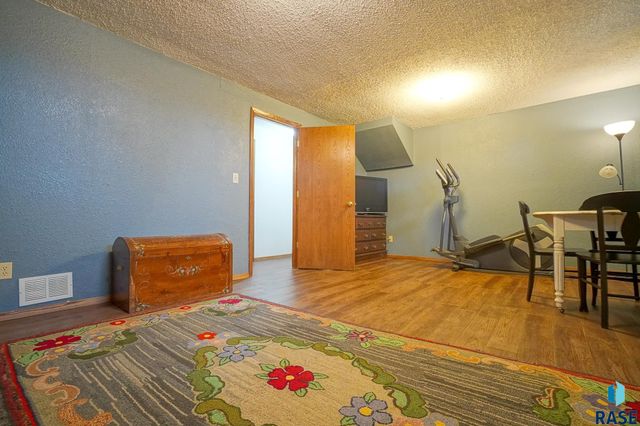 5809 W Bristol Dr Drive, Sioux Falls, SD 57106